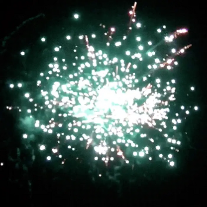Outbreak™ 51 Disparos XL® Juego de fuegos artificiales aéreos®
